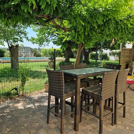 Victoria House Pool Garden Apartment Fourques (Gard)